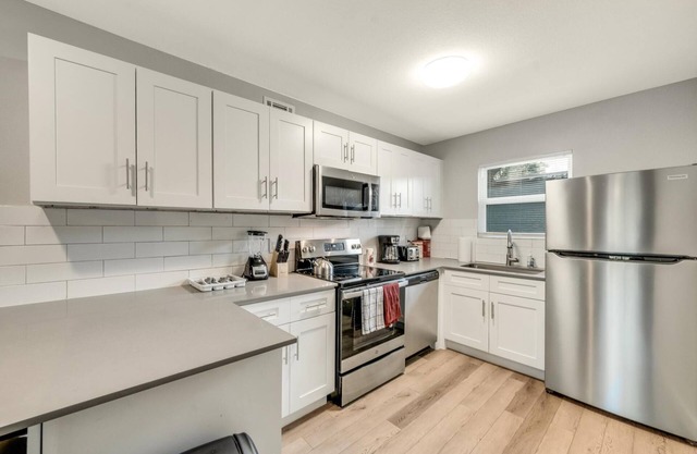 Stylish 2BR Near UT Hyde Park Evonify