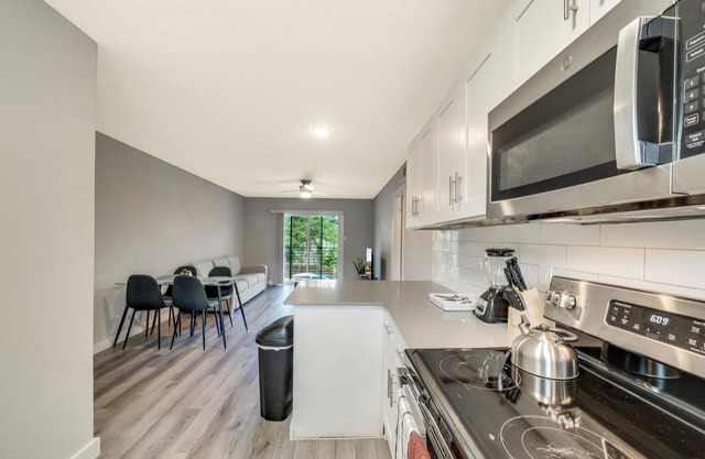 Stylish 2BR Near UT Hyde Park Evonify