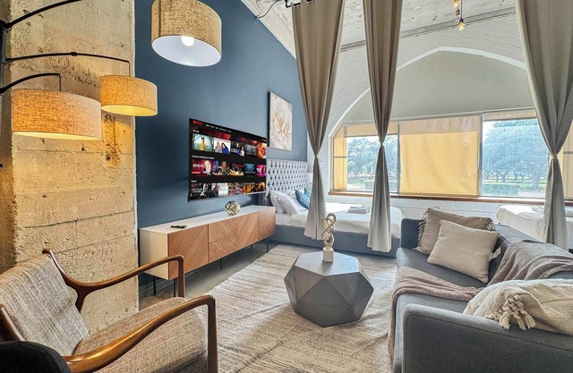 Stylish 2BR Retreat | Downtown Dallas | Sleeps 10