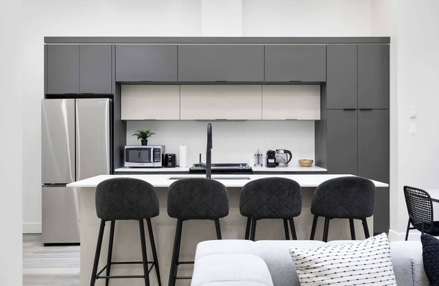 Stylish 2BR Retreat w/Rooftop & Parking-Griffintown