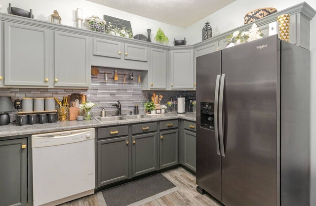 Stylish 2BR Townhome w/Garage & Patio | Perfect for Stays or Assignments