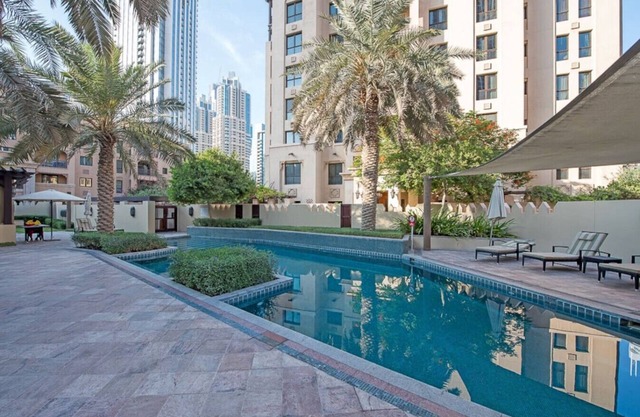 Stylish 2BR with Balcony Near Dubai Mall & Burj Khalifa