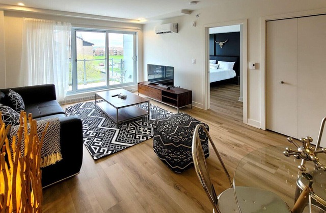 Stylish 2BR with Skyline Views, Near Brossard Park