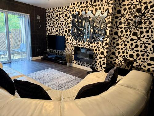 Stylish 3-Bed Family Pet-Friendly Home with Garden