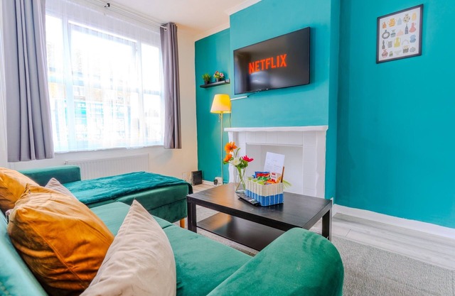 Stylish 3 Bed House - Sleeps 6, Pool Table, Near Station, Contractor Friendly