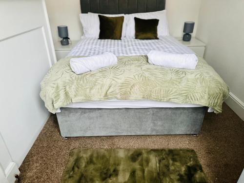 Stylish 3 BR Home Near City Centre, University and QMC - Free Parking & Wi-Fi - Sleeps 6