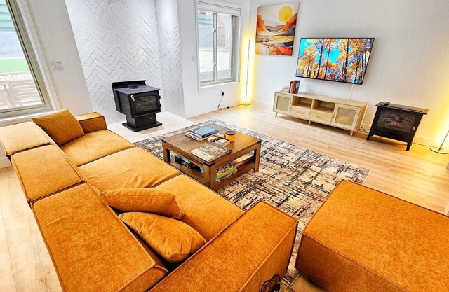 Stylish 3BD Retreat - BBQ Grill & Fire Pit - Mins to Downtown Flagstaff