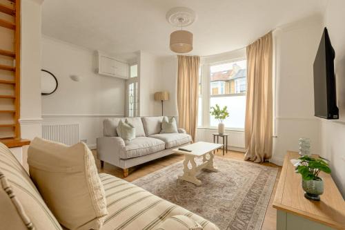 Stylish 3BR Forest Gate Home with Garden