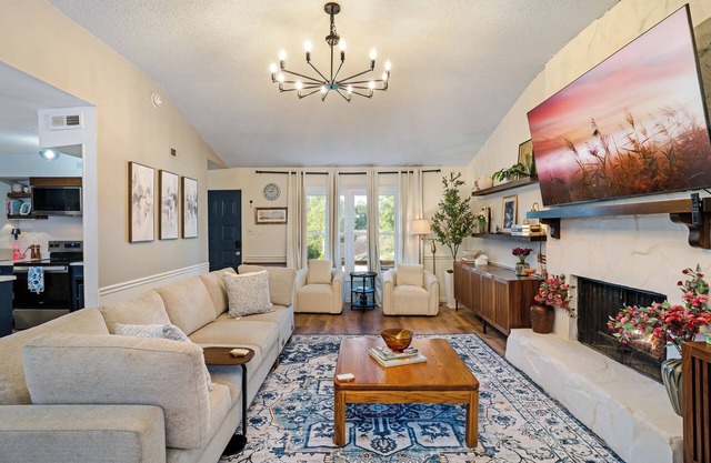 Stylish 3BR w/EV charger,Firepit, workspace,fast wifi,vinyl, near downtown Macon