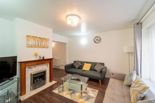 Stylish 4 Bed Henbury Home with Free Parking