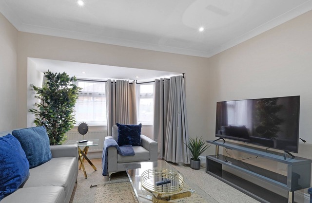 Stylish 4-bedroom, 2-Bathroom Home in Brightside Avenue