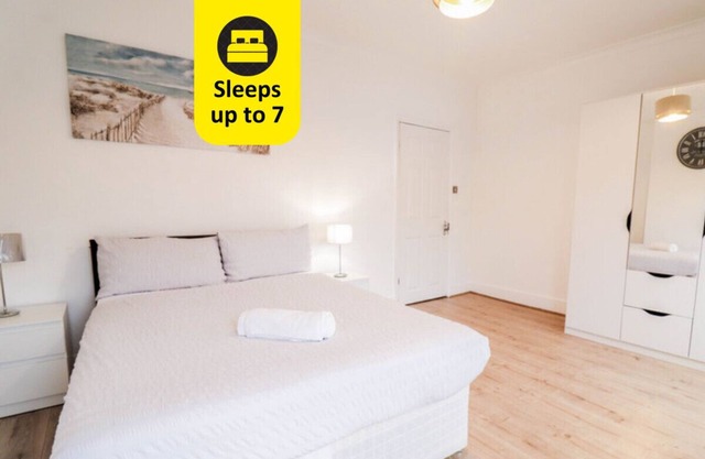 Stylish 4BR Retreat in Enfield - with Free Parking