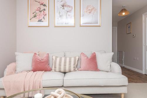 Stylish 5-Bed Townhouse In Wakefield