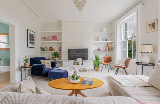 Stylish 5-Bed Townhouse in Prime Leamington Spa