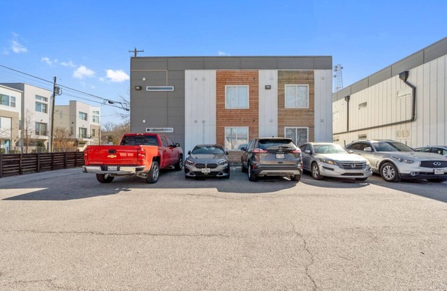 Stylish and Modern Retreat in Downtown w/Parking