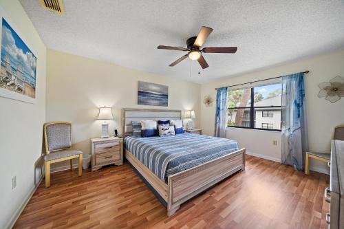 Stylish and Modern Shorewalk condo close to top beaches, heated pools, hot tub, IMG Academy, dining