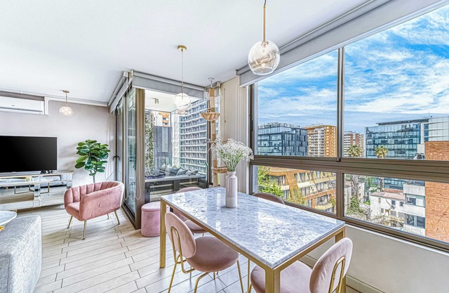 Stylish Art 2B w/Balcony, Parking & Wifi