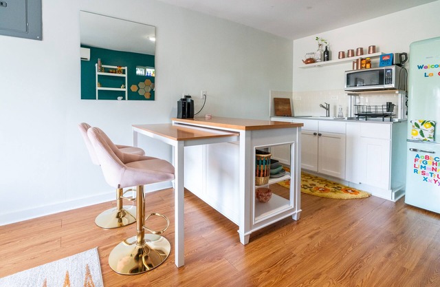 Stylish, artsy gem. Walk to Iconic South Congress