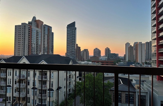 Stylish Beltline Condo Crystal accents ✦ Trendy neighborhood ✦ Work station