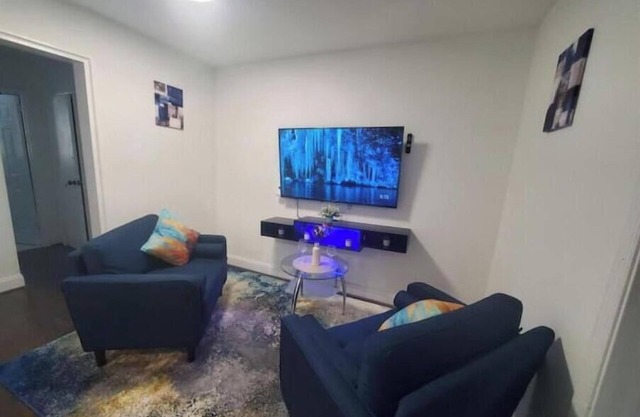 Stylish Chic Suite FREE PKG Extended Stays Welcome