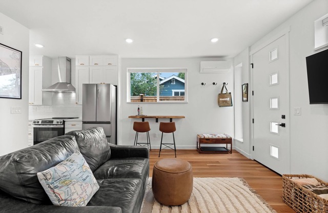 Stylish Coach House in Walkable Proctor District