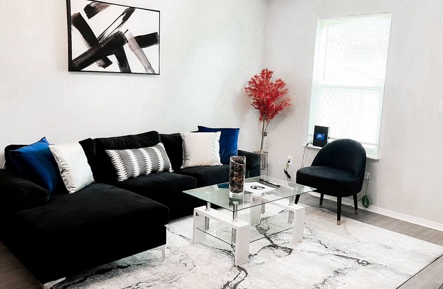 Stylish Condo @ Heart of NWA. Close to Mall & Lake