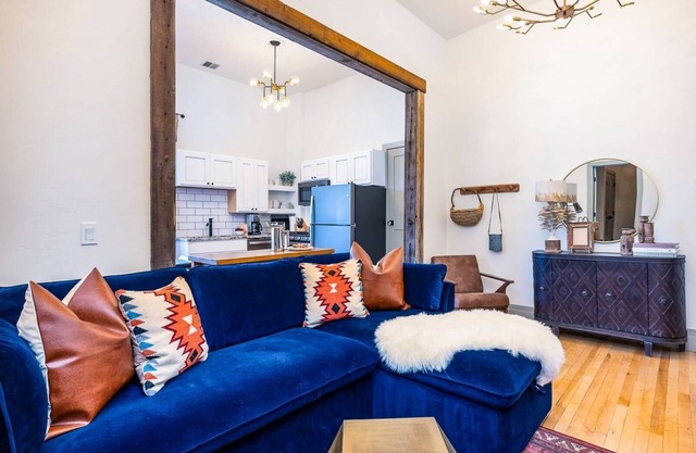 Stylish condo, perfect for COUPLES, in the HEART of downtown PAGOSA SPRINGS.