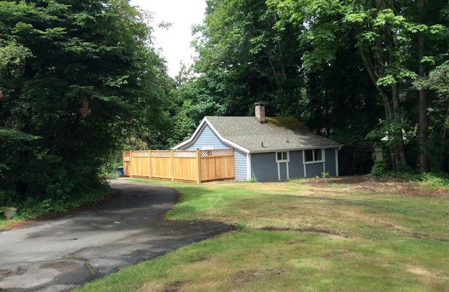 🌿 Stylish Cottage with Private Yard and all the Amenities.