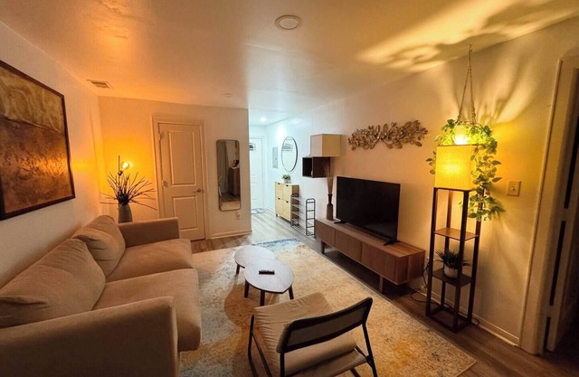 Stylish Cozy 1BR Near NRG Stadium + Fast WiFi & Free Parking