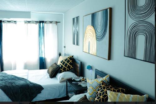 Stylish Cozy Quiet Family Retreat and Romantic getaway Sleeps up to 7 with Fast Wifi, Free Parking, Work station, Alexa enabled, Fenced in Backyard for Pets Grill Party Patio, Porch, Beach, Canal, stadium,Boardwalk Restaurants, and much more!