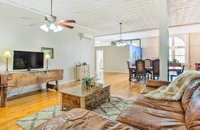 Stylish Denison Apt at the Heart of Main St!