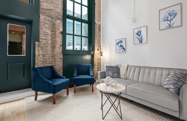 Stylish DT Apartment Loft l Rooftop+Parking+Gym! Sleeps 4 n