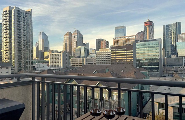 Stylish DT Views at Stampede w/Free Parking, AC