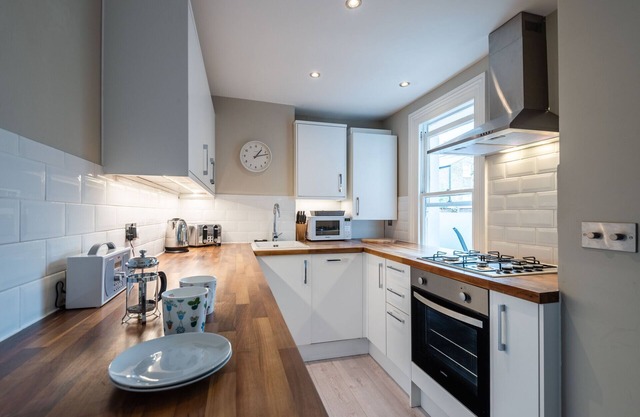 Stylish Fulham Flat with Patio by UnderTheDoormat