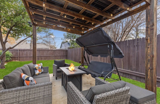 Stylish & Fun Renovated House Sleeps 16