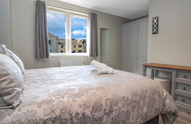 Stylish Harbour View Apartment in a Private Building. Family Friendly