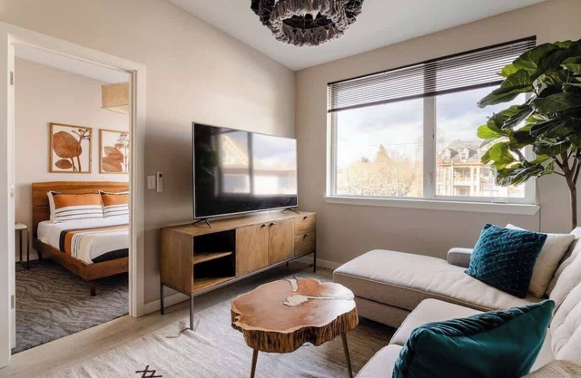 Stylish Hawthorne 1BR w 90 WalkScore