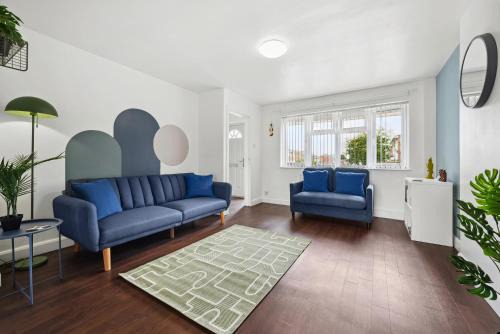 Stylish Home From Home 3 bed house, sleeps 6, private parking, WiFi Leamington Spa