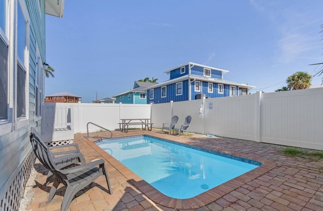 Stylish Home, Private Heated Pool, Steps to Sugar White Sand Beach!