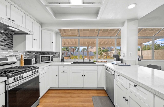 Stylish Home w Full Kitchen Garage Backyard