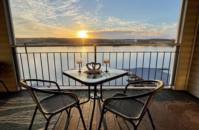 Stylish Lakefront, King Bed Suite, Sunset View, Pool, Boat Slip, PrivateTopFloor