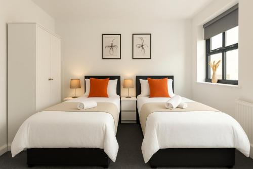 Stylish Large 3-bed Apartment, Quick Access to London Sights, Free Parking