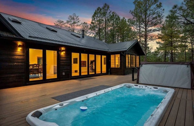 Stylish Lodge: Fire Pit, Hot Tub & Forest Views