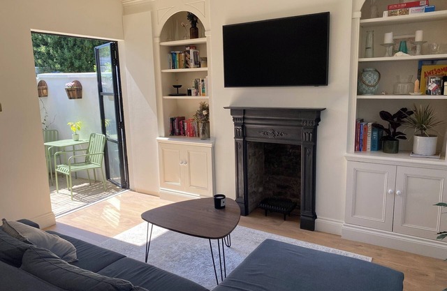 Stylish, luxury 3-bedroom house in Battersea. Steps from Clapham Junction!