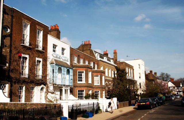 Stylish maisonette in Chiswick Village. 3 BR. Sleeps 5.