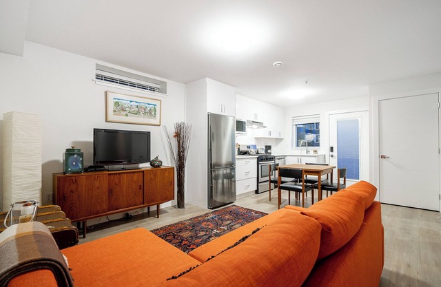 Stylish New 2BR suite | Full Kitchen & Laundry