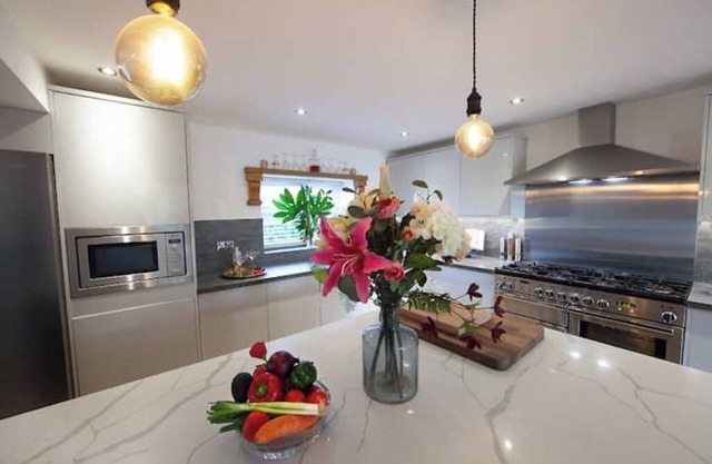 Stylish Norfolk Country House River/Large Garden & Koi