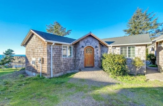 Stylish Oceanfront Cottage Overlooking Pirate Cove
