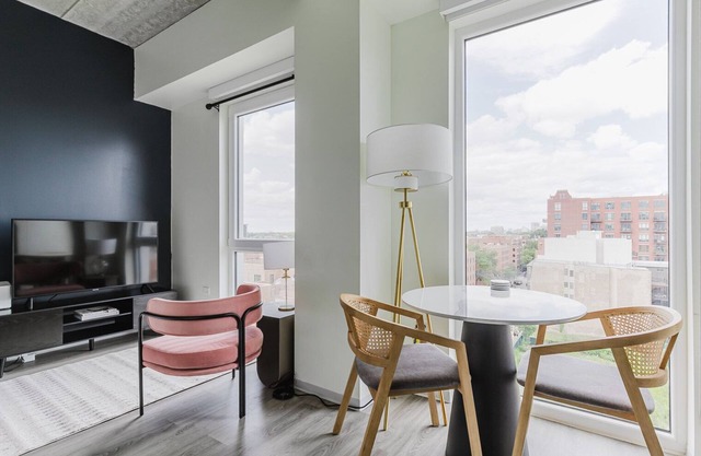 Stylish Old Town Studio Gym, W/D, Outdoor Firepit & A/C, by Blueground