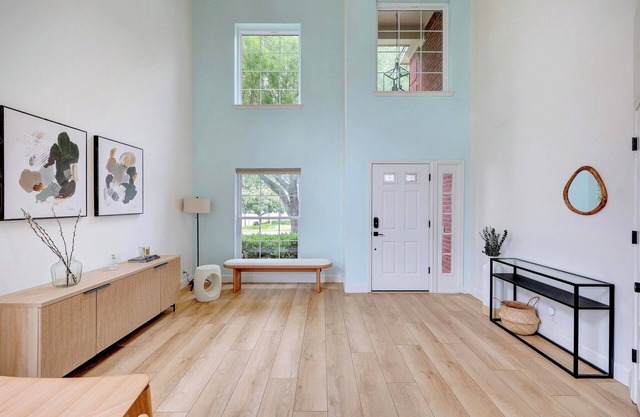 Stylish Retreat 10 Min to Domain/Q2 Gym &Games